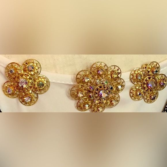 Vintage aurora borealis brooch and clip on earrings - Picture 6 of 8